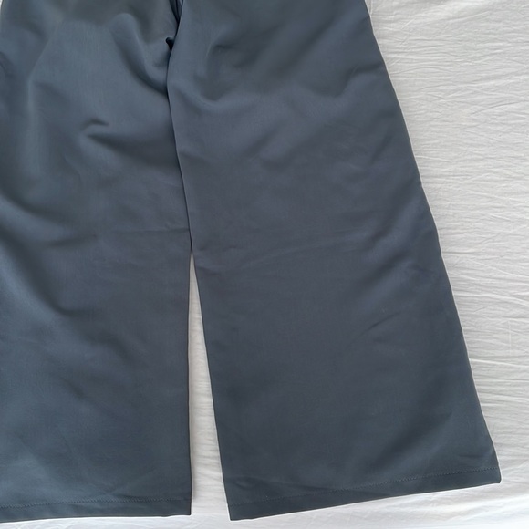 V-neck jumpsuit - Picture 4 of 5